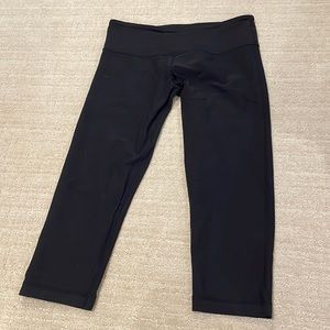 Lululemon reversible capri yoga pant. Mid rise. Size 6.